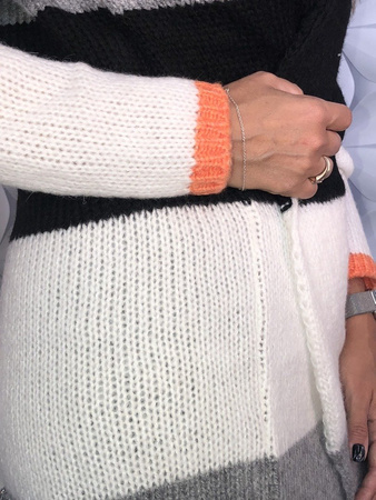 LOLA Orange szary kardigan wykonczony na rękawach i dole na pomarańczowo z najwyższej jakości przędzy, hit sezonu, delikatny i niezwykle kobiecy do codziennych stylizacji