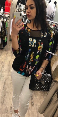 SPRING czarna bluzka wiskozowa w print z kwiatami, rękaw 3/4, z siateczką w dekolcie