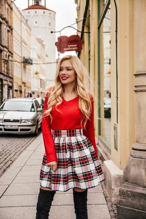CARMEN sweter czerwony, gładki, klasyczny o prostym kroju i górę swetra wieńczy dekolt w szpic