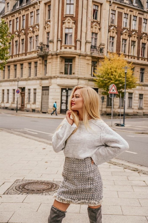 CHANELL ROSE spódnica wykonana jest z wysokiej jakości materiału i wykończona ręcznie, idealna do codziennej stylizacji