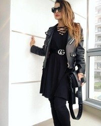 SUSANNE schwarzes Kleid mit übergroßem V-Ausschnitt und ausgefallener Schleife am Ausschnitt aus Viskose-Strick