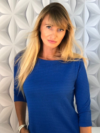 MONTE CARLO BLUE niebieska sukienka wykonana z wysokiej jakości wiskozy, prosty klasyczny krój, 3/4 rękawy, idealnie dopasowana i podkreślająca sylwetkę, posiada stalowe kółka w kieszeniach 