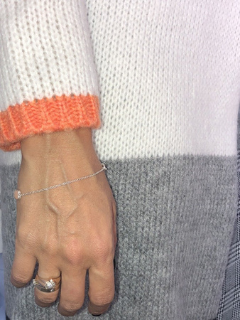 LOLA Orange szary kardigan wykonczony na rękawach i dole na pomarańczowo z najwyższej jakości przędzy, hit sezonu, delikatny i niezwykle kobiecy do codziennych stylizacji